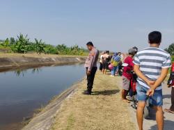 Waduh! Tak Bisa Kendalikan Motor, Seorang Perempuan Tercebur Ke Sungai Irigasi di Toroh