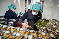 Tak Hanya Penuhi Kebutuhan Anak Sekolah, 2 Dapur MBG di Lumajang Cover Warga Rentan