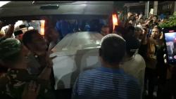 Isak Tangis Sambut Kedatangan Jenazah Korban Mutilasi Pacet di Lamongan