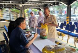 Warga Sumringah Dapat Beras Murah dari Pupuk Indonesia, Hanya Rp30 Ribu Per 5 Kilogram