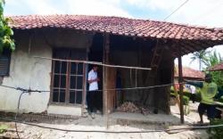 Rumah di Cibingbin Nyaris Ambruk: Dinding Kamar dan Dapur Runtuh, Atap Disangga Balok Kayu