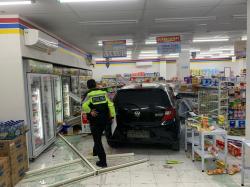 Kelalaian Pengemudi, Honda Brio Tabrak Dua Motor hingga Terobos Indomaret Jayapura
