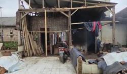 Potret Pilu Guru Honorer di Pandeglang: Rumah Lapuk, Keluarga Terpaksa Mengungsi