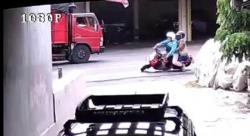 Dua Perempuan Pengendara Motor Terjatuh Akibat Ceceran Solar di Tenggarang