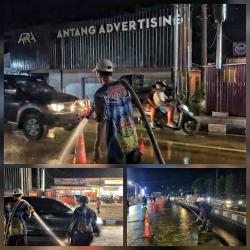 Damkar Dishut Bantu Bersihkan Tumpahan Minyak dari Truk CPO yang Terbalik