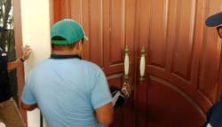 Dramatis! Rumah Mewah di Surabaya Dieksekusi, Pintu Didobrak Paksa Juru Sita PN
