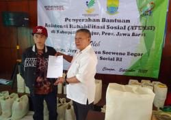 Kemensos RI Salurkan Bantuan ATENSI untuk Disabilitas dan Korban Napza di Cianjur