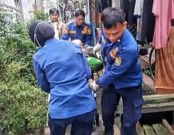 Damkar Barito Selatan Bantu Evakuasi Pasien dari RS Jaraga Sasameh ke Rumahnya di Buntok