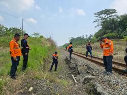 Potensi Tanah Longsor di Sekitar Rel, Trucuk Bronjong di Pasang PT KAI Daop 5