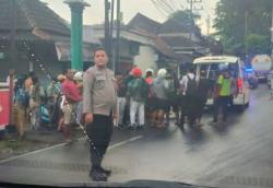 Motor Tergelincir di Jalan Basah, Remaja Bojonegoro Ditabrak Truk dari Belakang