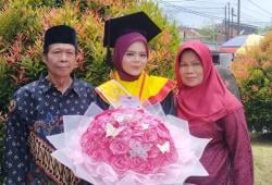 Anak Buruh Serabutan Ini Lulus Cumlaude dengan IPK Tertinggi.