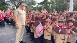 Ringankan Beban Keluarga, Pemko Bukittinggi Bagikan Ribuan Perlengkapan Sekolah Gratis Bagi Siswa SD
