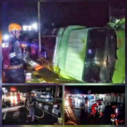 Truk CPO Terbalik di Jalan Tjilik Riwut Palangka Raya, Tumpahan Minyak Sebabkan Pengendara Terjatuh