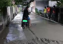Maju Kena Mundur Kena! Pemotor di Depok Nekat Terobos Jalan Cor Beton Masih Basah