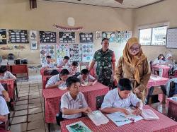 Dukung Program Pemerintah, Babinsa Dampingi Pembagian Makan Bergizi Gratis di Palangka Raya