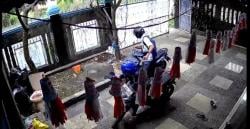 Bermodus Seragam SMA, Remaja Gasak Motor di Cianjur Terekam CCTV