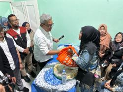 Hangat di Tengah Hujan, Ratusan Lansia Bandung Terima Bantuan