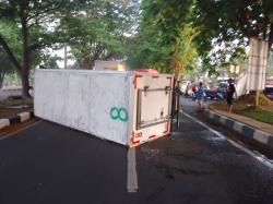 Truk Wing Box Muat Es Batu Terguling di Juanda, Ban Meletus Jadi Pemicu