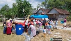 Kekeringan Meluas, BPBD Bojonegoro Droping 48 Tangki Air Bersih ke 12 Desa