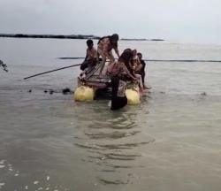 Dilanda Banjir Rob, Siswa SMPN Satap 1 Cibuaya Bertaruh Nyawa Untuk Sekolah