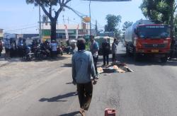 Hendak Mendahului, Pemotor di Lamongan Tewas Tabrak Truk