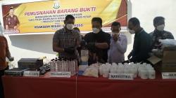 44 Ribu Pil Koplo, Senjata Api dan Pakaian Dalam Wanita Dimusnahkan Petugas