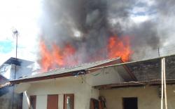 Api dari Bakar Sampah Lahap 6 Rumah di Pacet, 32 Jiwa Kehilangan Tempat Tinggal