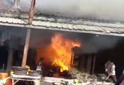 Kios Parut Kelapa di Pasar Sulursari Gabus Terbakar, Pedagang Dan Warga Sigap Padamkan Api