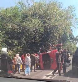 Dua Kecelakaan di Bondowoso, Mobil ELF Terguling dan Tabrakan Beruntun 3 Kendaraan