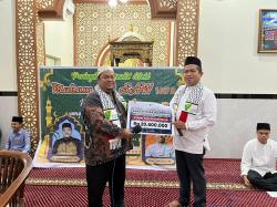 Jamaah Masjid Annur Serahkan Donasi Rp20,6 Juta untuk Palestina