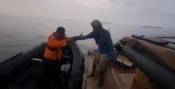 Nelayan Terbawa Arus di Perairan Bojonegara, Tim SAR Banten Berhasil Selamatkan Korban