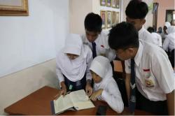 KBBI Masuk Ruang Kelas! Badan Bahasa Edukasi Siswa Lewat Program Kamus Masuk Sekolah