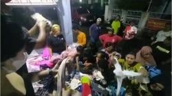 Warga Berebut Pilih Pilih Pakaian Pantas Pakai Gratis