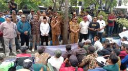 Warga Wonorejo Geruduk DPRD Tulungagung, Tuntut Perbaikan Jalan Rusak
