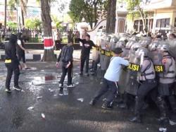 Aksi “Unjuk Rasa” di Depan DPRD Grobogan Berakhir Rusuh, Dua Motor Dibakar Massa