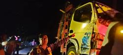 Truk Bermuatan Berat Terguling di Jalan Raya Batang, Pemotor Jadi Korban