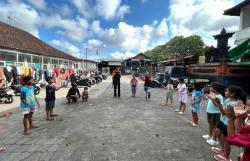 Pulihkan Kondisi, Relawan Gelar Psychological First Aid untuk Penyintas Banjir Bali
