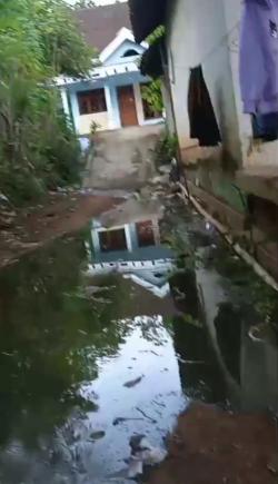 Warga di Sumberwringin Keluhkan Limbah Cair Berbau Menyengat, Jalan dan Pemukiman Tergenang