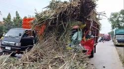 Truk Pengangkut Tebu Tabrak Truk Kayu di Pantura Subang, Sopir Diduga Mengantuk