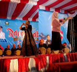 Heboh! Wanita Aceh Selatan Ternyata Kebal Senjata Tajam, Aksinya Bikin Penonton Terpukau