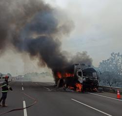 Terbakar Hebat di Tol Cipali, Truk Wingbox Bermuatan Paket Ludes Dilalap Api