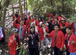 BEM Fakultas Hukum di Surabaya Ini Ajak Anak SD Peduli Lingkungan, Ajari Cara Tanam Bibit Tanaman