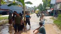 Warga Labu Baru Lakukan Blokir Jalan, Protes ke Pemko Pekanbaru Karena tak Ada Perbaikan