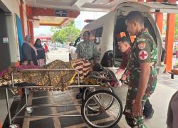 TNI Turun Gunung Evakuasi Warga Sakit Stroke di Pedalaman Aceh Tengah