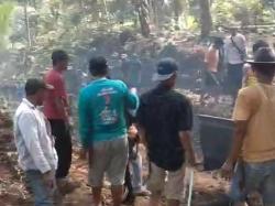 Jalan Rusak Parah, Warga Sampang Turus Kompak Bangun Harapan Lewat Gotong Royong