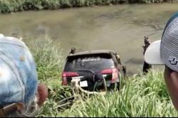 Mengantuk, Mobil Warga Baleendah Terjun ke Sungai Depan Rumah