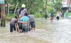 Jalan Parigi-Cigugur Berubah Jadi Sungai, Motor Nyaris Hanyut Diterjang Banjir
