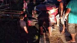 Damkar Barito Selatan Evakuasi Motor Terjepit di Bawah Mobil