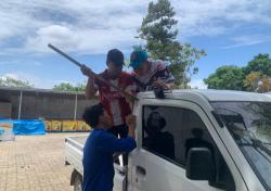 Lupa Cabut Kunci, Damkar Bondowoso Turun Tangan Selamatkan Mobil Perusahaan