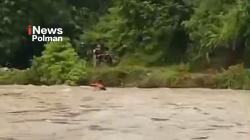 Tanpa Jembatan, Ibu di Tutar Bertaruh Nyawa Seberangi Sungai Meluap